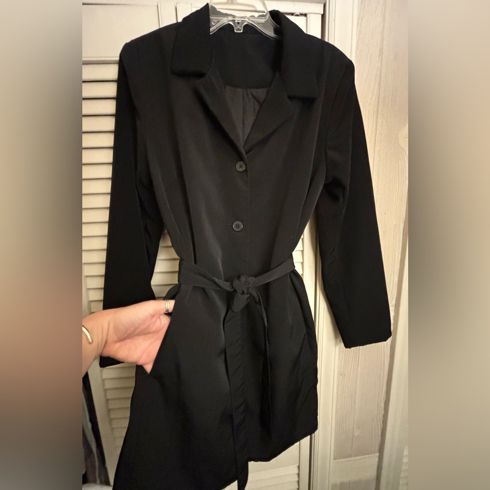 MACY’S INC. BLACK TRENCH COAT (short) with matching belt